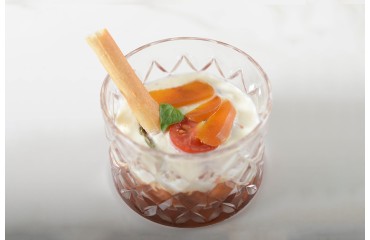 Verrine de tomate crémeuse accompagnée de gressins 